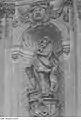 Vulcanus, der römische Gott der Schmiedekunst mit Hammer, Amboss und Schmiedefeuer am Kronentor des Dresdener Zwingers, 1715 (hist. Foto 1945, Deutsche Fotothek)