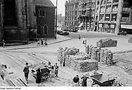 Trümmerbahn und Stapel gesäuberter Ziegelsteine an der Thomaskirche in Leipzig, 1949, Foto von Renate und Roger Rössing