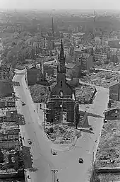 Totalverlust Leipziger Sakralbau Blick vom Neuen Rathaus auf die Ruine der Trinitatiskirche, 1954 wurde die Kirchenruine gesprengt. Die Gemeinde erhielt eine Baugenehmigung für einen Kirchenneubau, die dann allerdings durch die SED-Regierung zurückgezogen wurde.