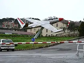 Fouga Magister am Eingang des französischen Luftwaffenstützpunkts Nr. 943