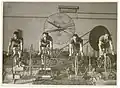Vier Radfahrer bei einem Wettkampf (1925 – 1940)