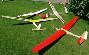Frühe Elektromodelle, rechts oben eine Robbe Edelweiss