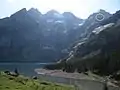 Fründenhütte vom Oeschinensee mit dem Blüemlisalphorn in Bildmitte und Fründenhorn rechts über der Hütte.