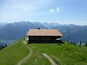 Fraßenhütte von Norden mit Blick über das Illtal zum Rätikon