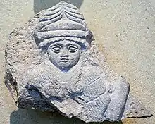 Sumerische Göttin auf einer Stele, um 2120 v. Chr., aus den Ausgrabungen 1950, heute im Louvre