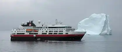 Expeditions-Kreuzfahrtschiff Framvor einem Eisberg(Hurtigruten ASA, August 2017)