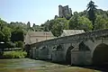 Alte Brücke über den Loir mit der Burgruine im Hintergrund