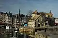 Der Hafen von Honfleur, in dem Japetus und Silas mit dem Schiff entführt werden.