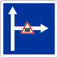 C24c: Vorwarnung auf eine Straße mit Bahnübergang und Schranken oder Halbschranken