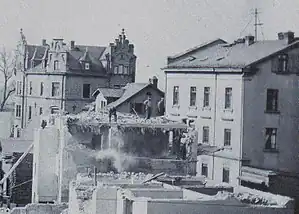 Abrissarbeiten in der Häusergasse. Häusergasse 10 links im Hintergrund (1914)