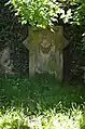 Grabstein an der Mauer des alten Friedhofs