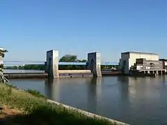 Ein dreiteiliges Walzenwehr:Die Staustufe Griesheim in Frankfurt am Main
