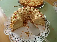 Frankfurter Kranz auf einer Tortenunterlage aus Papier