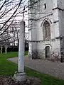 Unterer Teil der Kirchenfassade mit Steinkreuz