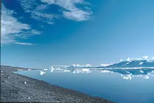 Der Fjord an seiner breiten Stelle von Gauss Halvø in Höhe des Stensiö Bjergs aus gesehen mit Blickrichtung Südost.