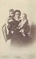 Franziska Gräfin Attems-Gilleis und ihre Söhne Erich und Dominik, März 1896