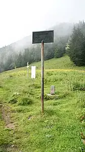 Grenztafel und Grenzstein am Sarojasattel