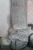 Löwenkopf und Säule