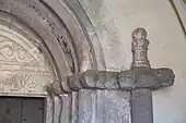 Kämpfer und Fratzenkapitell