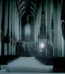 Inneres der Kirche nach der neogotischen Umgestaltung 1858–1868: neue Kanzel, Grabmal Ludwigs des Bayern, im Hintergrund der neue Marienaltar des Bildhauers Anselm Sickinger (mit den Flügelbildern von Schwinds), Heiligenfiguren an den Pfeilern mit neogotischen Baldachinen.