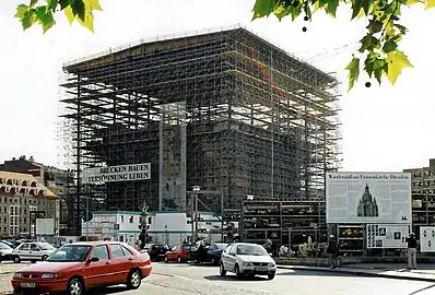 Mit Baugerüst im Jahr 2000