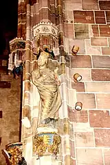 Statue mit Stifterwappen, Frauenkirche