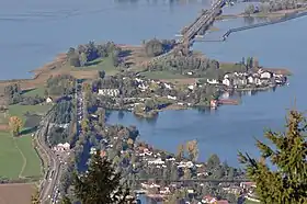 Blick vom Etzel auf Hurden, oben der Seedamm von Rapperswil