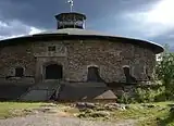 ehemals vieretagiger Geschützturm (ab 1724) der Festung Fredriksborg mit eigenem Burggraben und Zugbrücke, er repräsentiert den Übergang vom Turmfort zum Turm-Reduit, Schweden