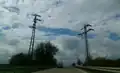 Bei sehr alten Freileitungen wurden jeweils unmittelbar an der Straße zwei Abspannmasten gebaut, um diese zu überqueren, ggf. wurde sogar ein Schutznetz oder eine Schutzbrücke gebaut.
