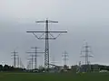 Zur Demontage vorbereitete Masten