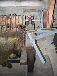 Alte Klopfmaschine eines Pelzzurichters (Gerbers) mit Transmissionsantrieb
