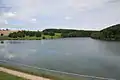 Blick vom Damm aus über den See