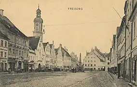 Einige Jahre nach 1900 mit dem Kriegerdenkmal von 1905. Die Moosach ist nun überbaut.