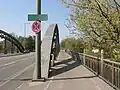 Fahrbahn und die beiden 63 m weit gespannten Hauptträger, 2009