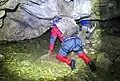 Kurz hinter dem Eingang der Frickenhöhle befindet sich der kleine See mit nur geringer Deckenhöhe. Überflutungsgefahr!