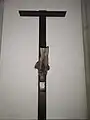 Reste eines Holzkreuzes aus einer Bombennacht 1944