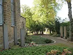 Grabstelen rechts der Kirche