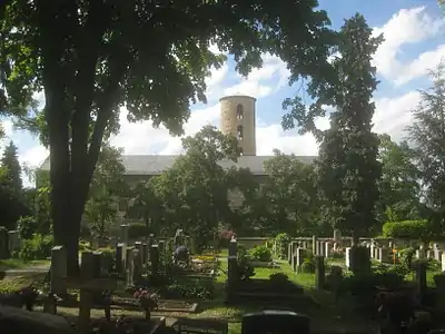 Blick vom Friedhof auf die Herz Jesu-Kirche.