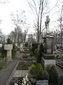 Der Friedhof Großreuth, Herbststraße 50 mit Häusern in der Appenzeller Straße im Hintergrund