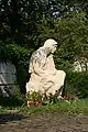 Trauernde, Figur auf altem Gemeinschaftsgrab