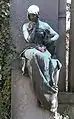 Skulptur einer Trauernden von Hans Dammann