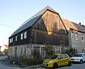 Wohnhaus in Ecklage/Ehemaliges Efeuhaus, davor sieben Granit-Zaunpfeiler