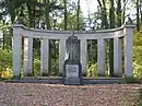 Das Heldendenkmal beim Friedrich-Engels-Platz