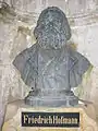 Detailansicht: Büste im Denkmal