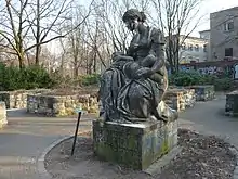 Edmund Gomansky: Mutter mit Kind; im Volkspark Friedrichshain.