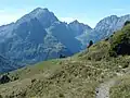 Der Frischenkofel, im Hintergrund die Berge des Karnischen Hauptkamms
