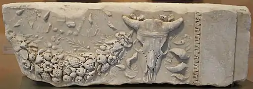 Marmorfries mit Girlande und Ochsenschädel. Spätes 1. Jh. v. Chr., typisch für die Zeit Augustus'.