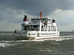 Frisia IV beim Anlegemanöver vor dem Norderneyer Hafen