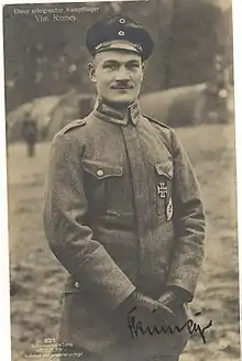 Fritz Rumey, 45 Luftsiege, stürzte am 27. September 1918 tödlich ab, als sich nach dem Absprung aus seinem abstürzenden Flugzeug sein Fallschirm nicht öffnete