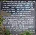 Marx-Zitat, Bildfeld des Mosaiks (Südseite)